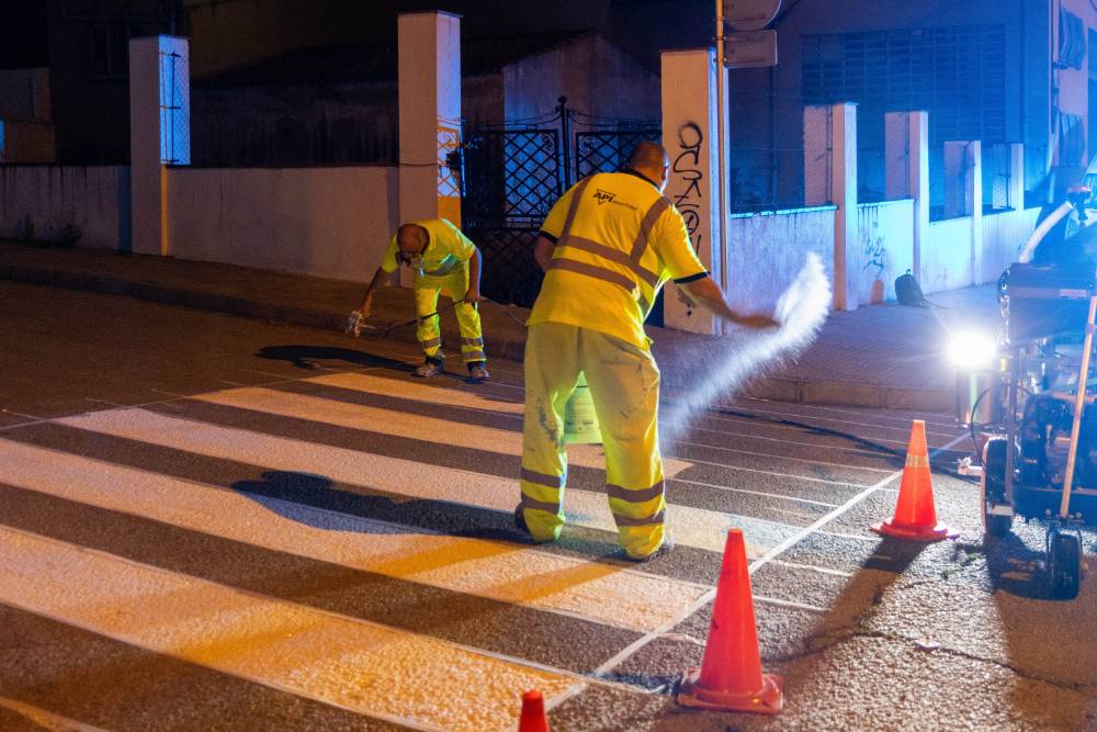 Continuen els treballs de millora de la senyalització horitzontal a la ciutat