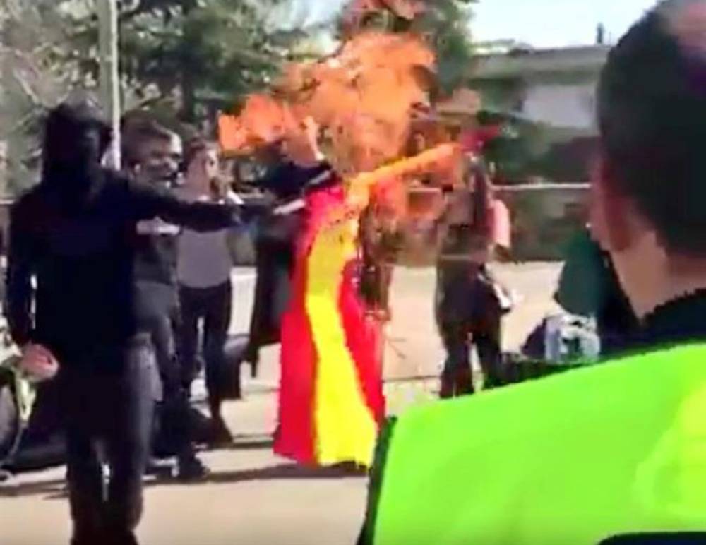 Un jove de Cerdanyola, condemnat a mig any de presó per retirar una bandera espanyola d'una parada de la UAB