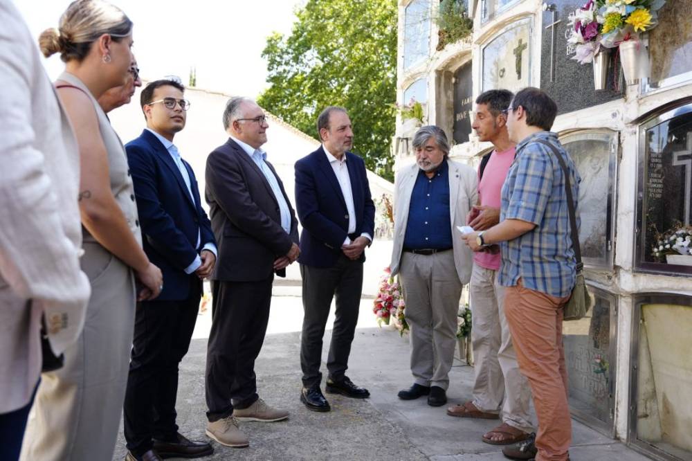 Les fosses del cementiri de Montcada es dignifiquen com a espai de memòria