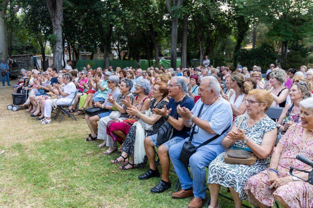 La gent gran de Cerdanyola celebra la cloenda del semestre al jardí de la Masia Serraparera