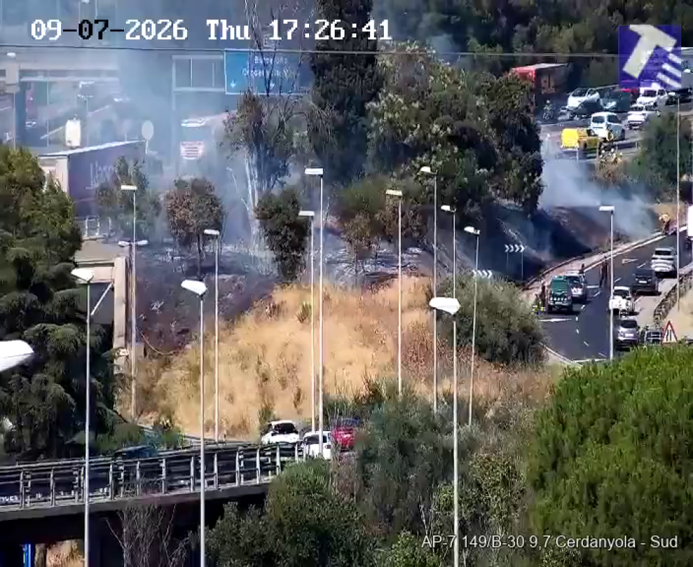 Un incendi de vegetació obliga a tallar un carril a la B30