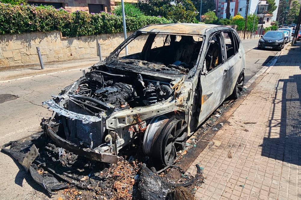 Un vehicle crema al carrer de Portugal