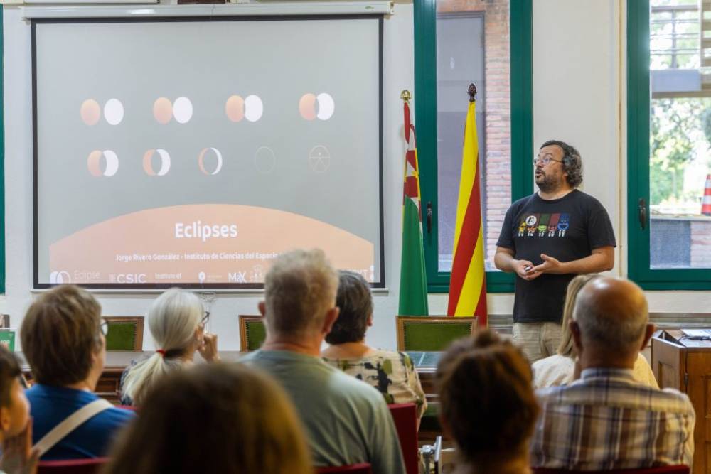 Jorge Rivero explica a Cerdanyola que l’eclipsi del 12 d’agost serà una oportunitat única per observar un fenomen excepcional