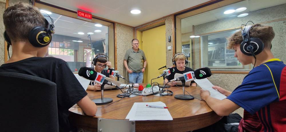L'alumnat de l'Institut Jaume Mimó descobreix la ràdio i s'apropa a la història local
