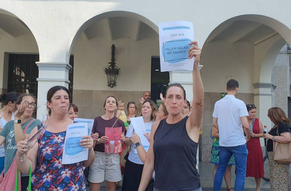 Concentració de famílies per reclamar la climatització de les escoles