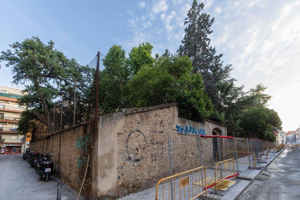 Comencen les obres de rehabilitació de les tanques i el jardí de Can Llopis