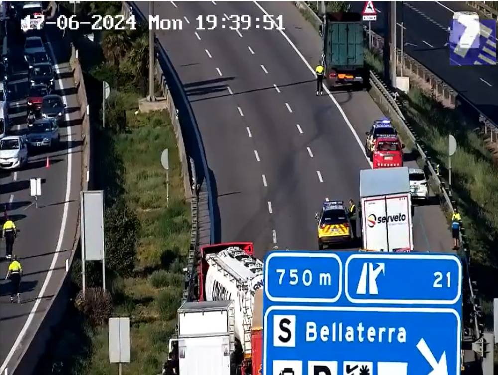 Un accident talla l'AP-7 en sentit nord