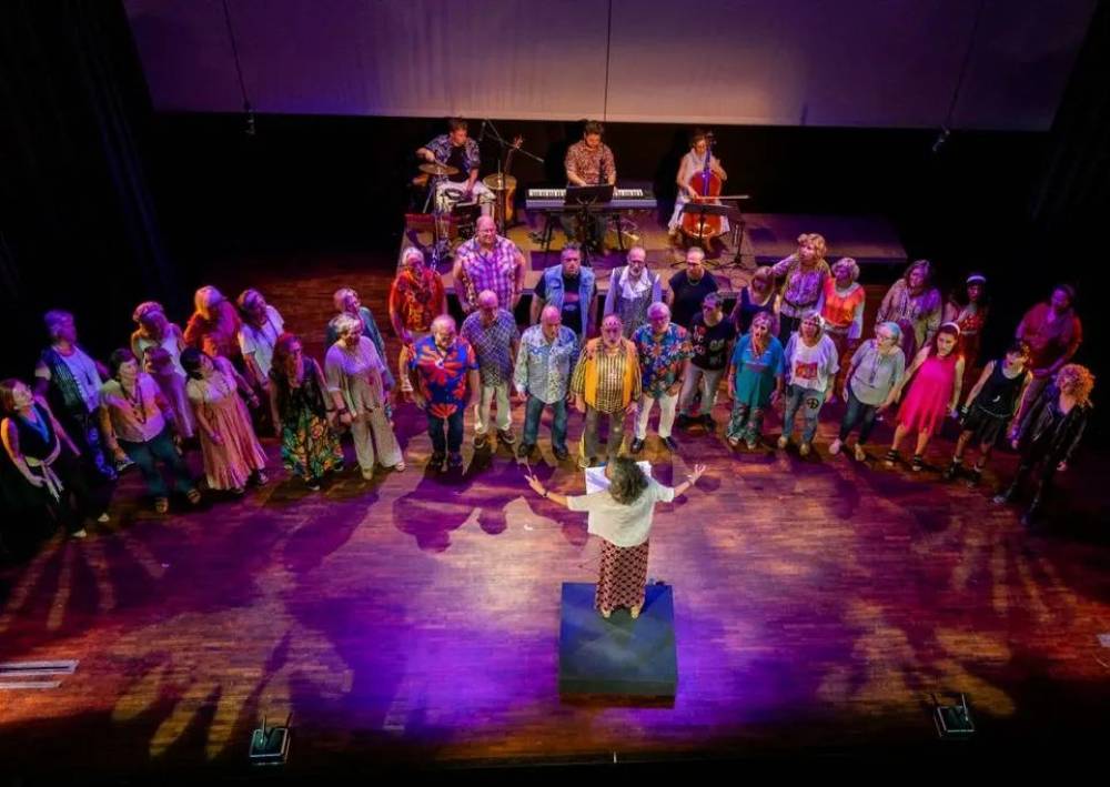 El Cor Ítaca recorre les etapes de la vida en un concert al teatre Ateneu