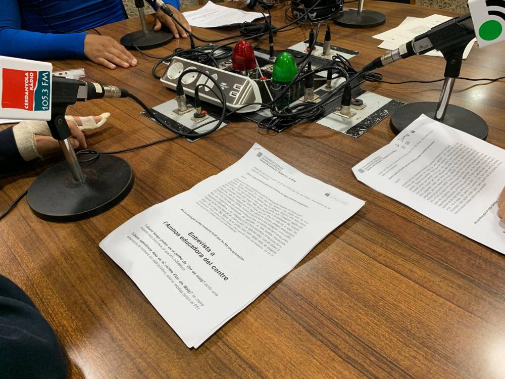 Cerdanyola Ràdio (105.3 FM) inicia les emissions dels programes escolars. CFT Flor de Maig