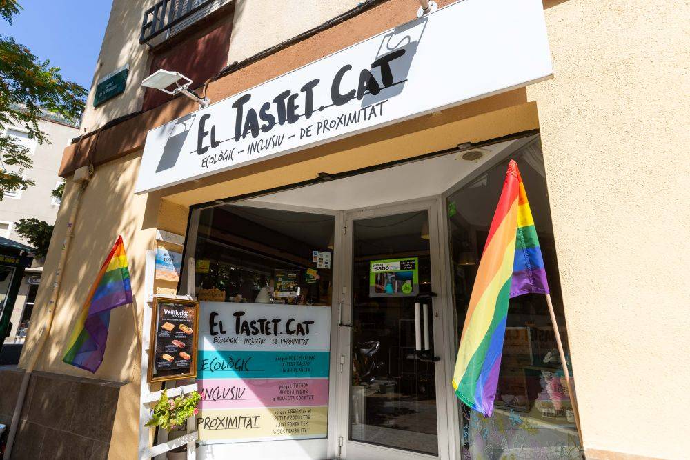 Cerdanyola mostra el seu orgull amb el comerç local per celebrar el Dia Internacional LGTBI