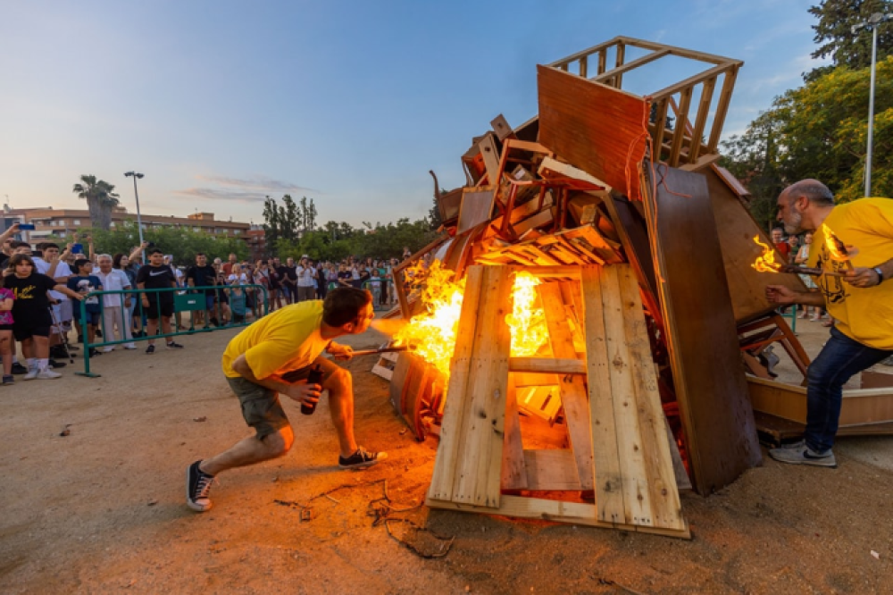 L'estiu s'inicia; Sant Joan es crema; la Revetlla pren la ciutat