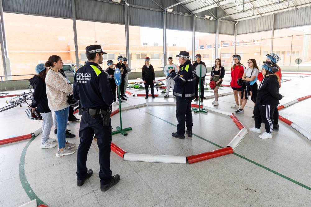 Alumnat de 3r i 4t d'ESO realitza l'activitat d'educació viària 'Circulem en patinet elèctric'