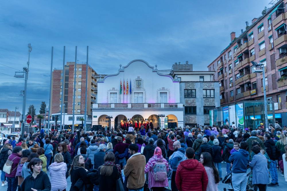 Cerdanyola es tenyeix de lila en un clam per la igualtat