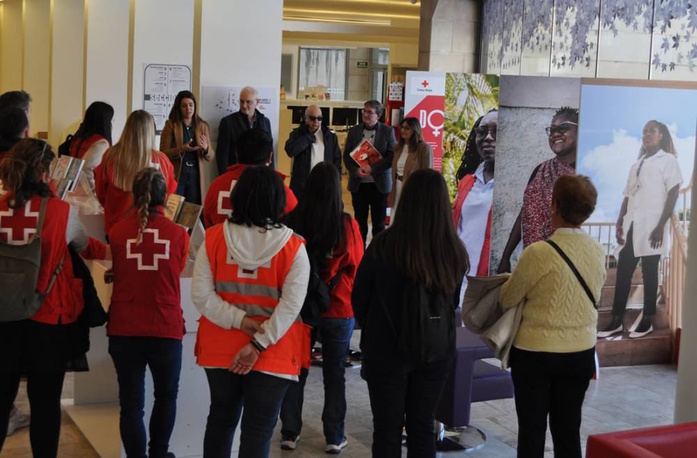 La Biblioteca Central acull l'exposició "Dones Maputo" sobre l'apoderament de dones a Moçambic