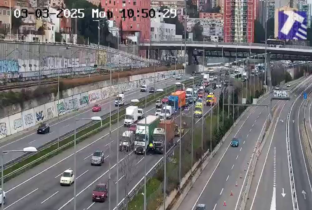 Un motorista mor atropellat per un camió a la C-58