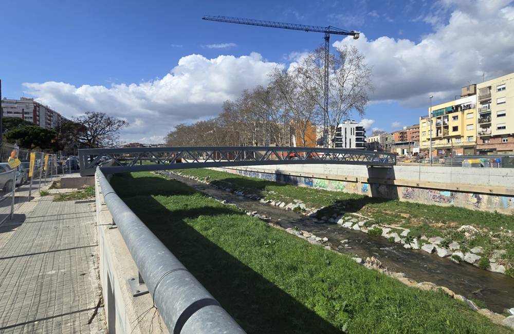 Instal·len el cos central de la nova passera entre Santa Teresa i Les Fontetes