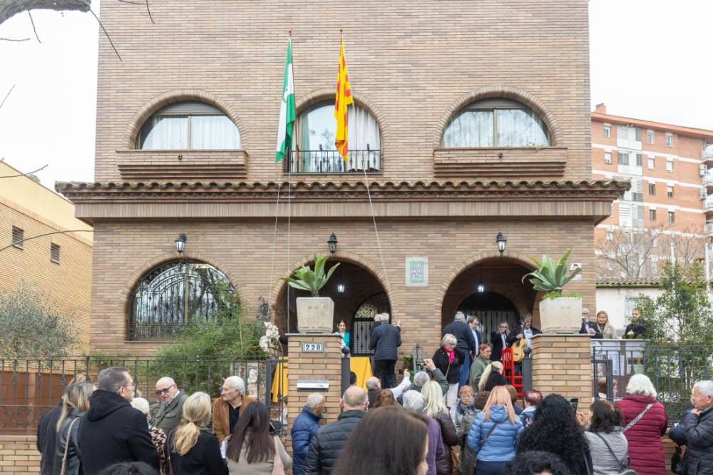 La hissada de banderes agermana Andalusia i Catalunya a Cerdanyola