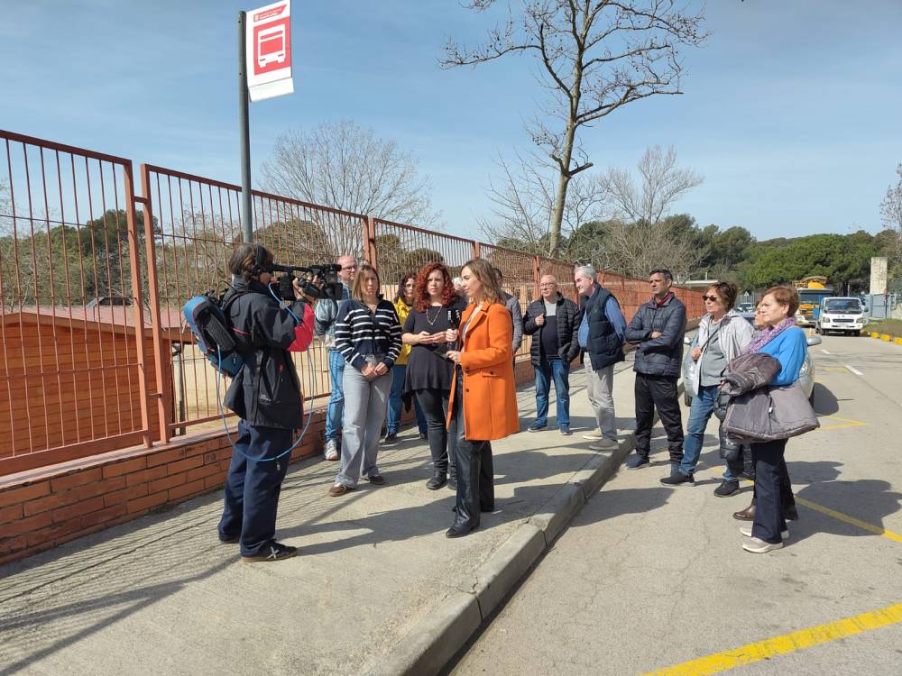 Famílies d’infants amb sordesa denuncien la retirada del transport escolar a l’Escola Bellaterra