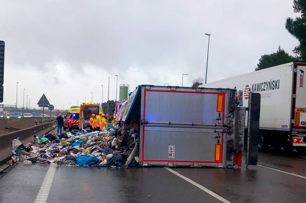 Un camió bolca a l'AP-7  amb 24.000 quilos d'escombreries