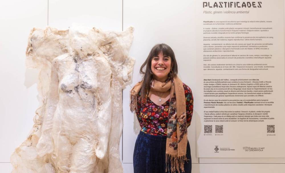 Aina Lúa exposa Plastificades, una denúncia ecofeminista sobre la violència invisible dels microplàstics