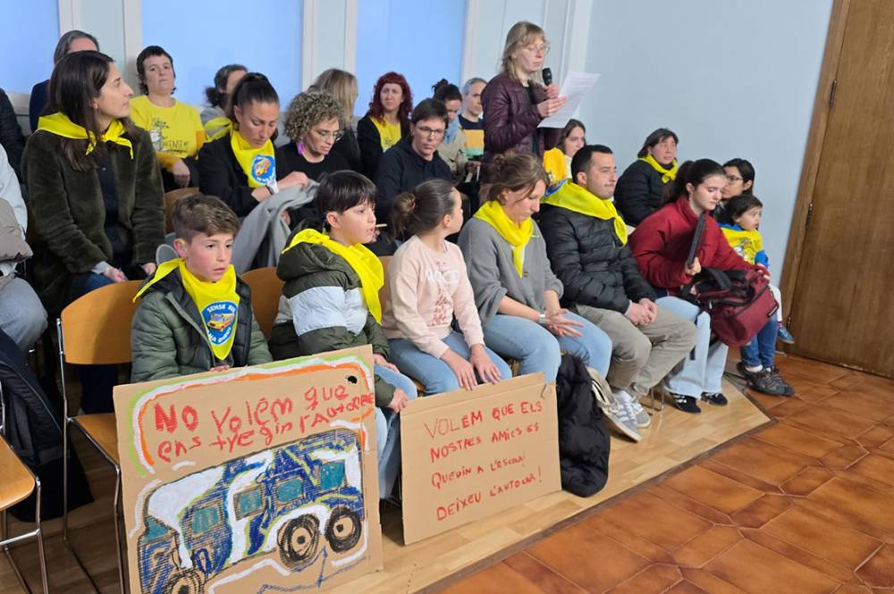 Les famílies d'alumnes exigeixen la defensa de l'escola pública i del bus escolar del SIAL a l'escola Bellaterra