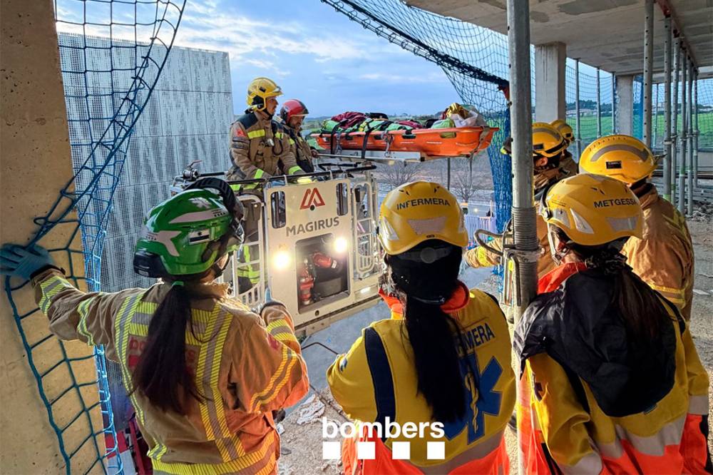Un treballador cau d’un edifici en construcció al Parc de l’Alba