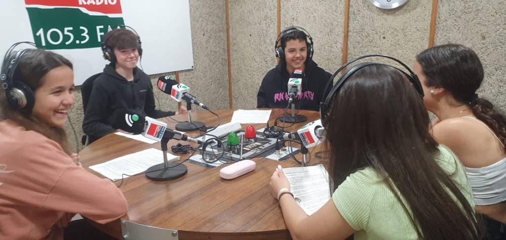 Programes escolars a Cerdanyola Ràdio. Els alumnes de 2n d'ESO de l'Institut Jaume Mimó parlen d'història al 105.3FM