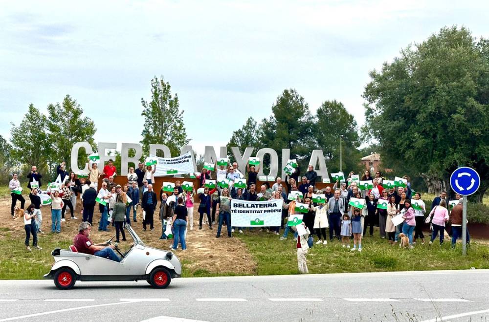 Protesta per la instal·lació de les lletres de Cerdanyola en una rotonda a l’entrada de Bellaterra i la UAB