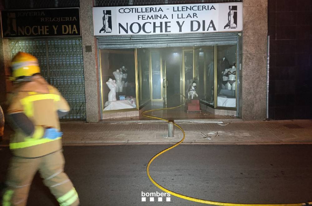 Incendi sense ferits a un comerç del carrer del Torrent