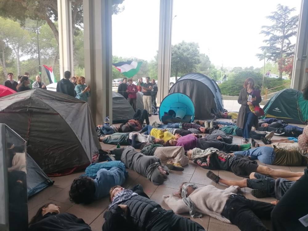 Acampada per Palestina davant el Rectorat