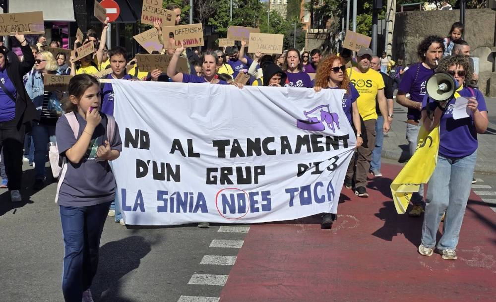 Les famílies de l’Escola La Sínia porten al Parlament la retallada d’una línia al centre educatiu