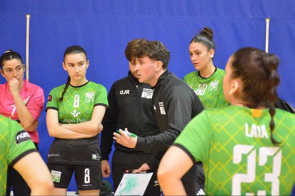 El CH Cerdanyola femení manté viu el somni de l’ascens després d’empatar (25-25) davant el HC Vallag