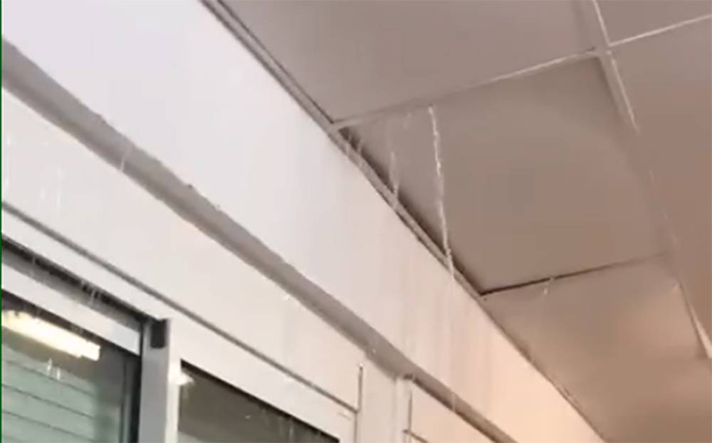 Les famílies de l’Escola Bellaterra reclamen accions immediates contra l’amiant a la teulada del centre