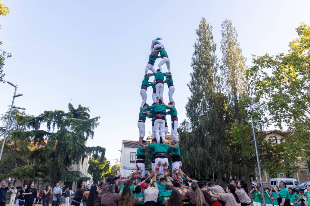Els Castellers arriben a plaça per fer una diada de màxims en la Festa de Sant Martí