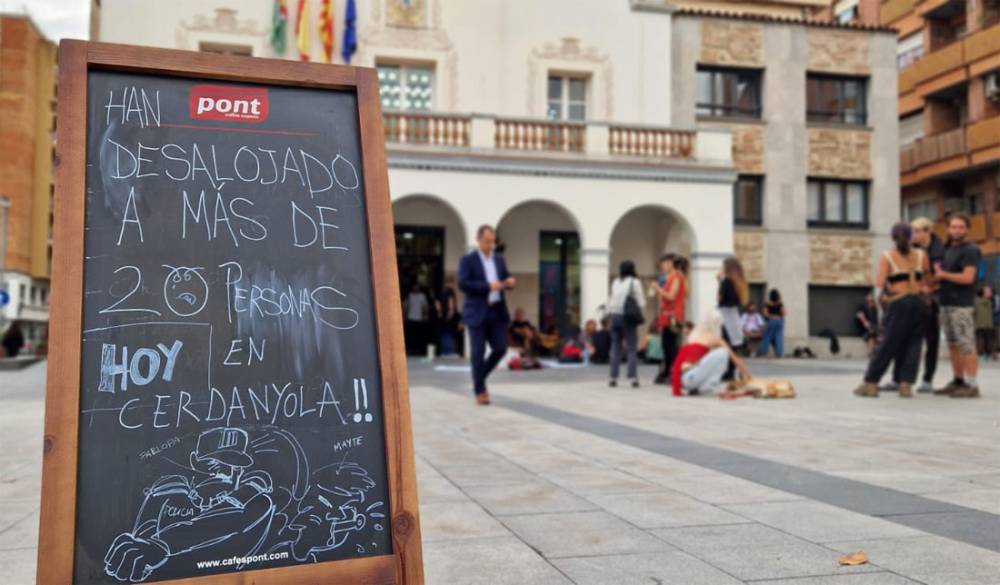 Una concentració davant l’Ajuntament rebutja el desallotjament de la casa ocupa de Cordelles