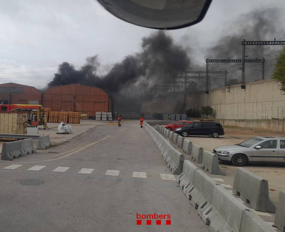 Un incendi enfonsa la teulada d'una fàbrica del polígon La Clota