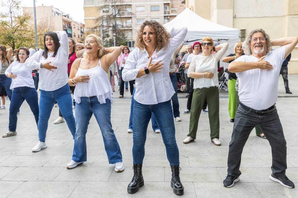Cerdanyola teixeix vida i reivindica la recerca en el dia del càncer de mama