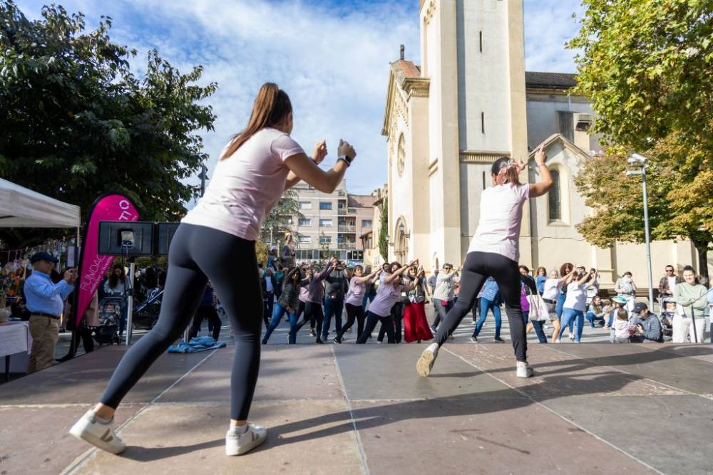 Cerdanyola es tenyeix de rosa per commemorar el Dia Internacional Contra el Càncer de Mama