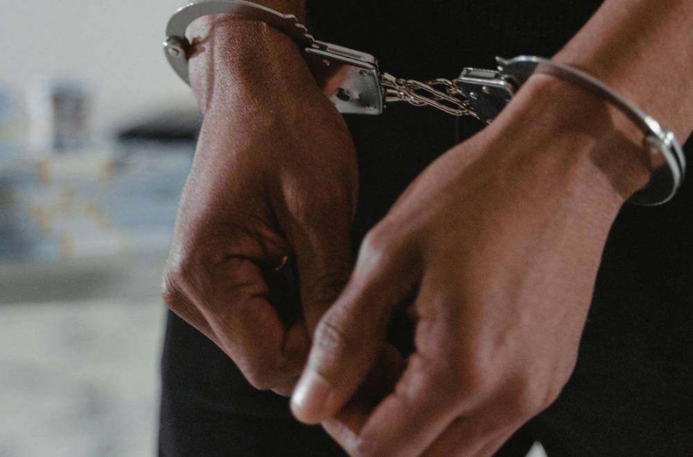 Detingudes dues persones que robaven targetes bancàries i treien els diners de caixers de Cerdanyola