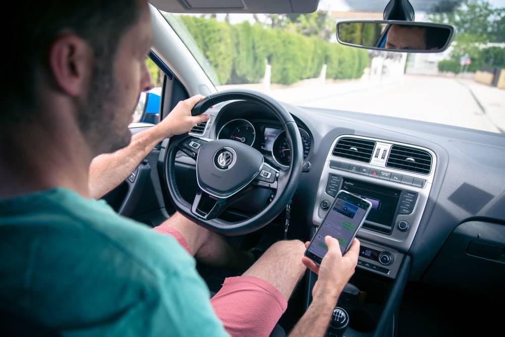 Trànsit impulsa una campanya per reduir les distraccions durant la conducció