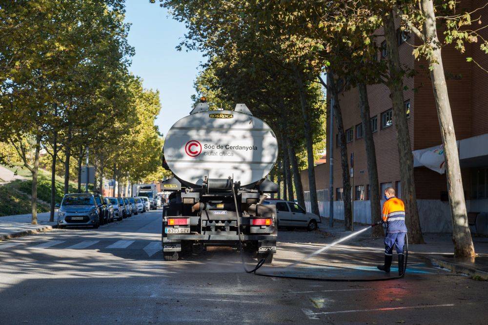El contracte transitori de neteja viària incorpora els serveis d'emergència per garantir la salubritat