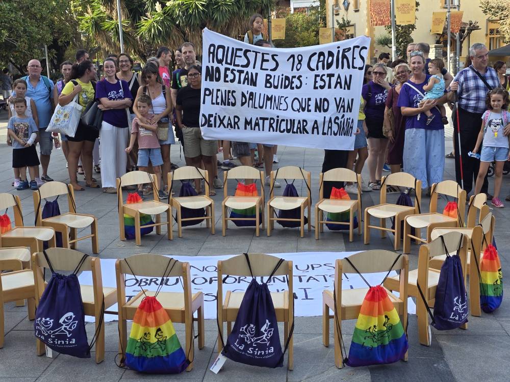 Les famílies de La Sínia es manifesten per recuperar la segona línia d’i3