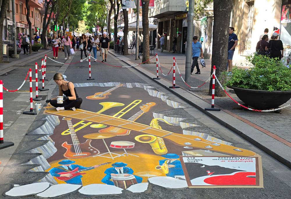 Cerdanyola omple els carrers de blues, comerç i activitats per a tota la família