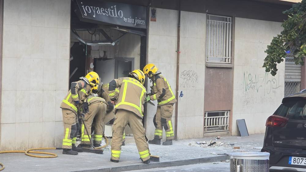 Quatre ferits, dos de gravetat, en una explosió de gas al carrer de Sant Antoni