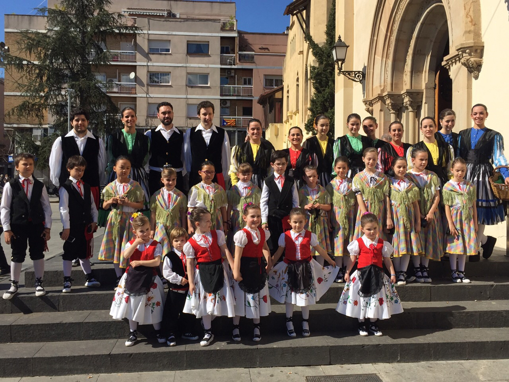 3 colles vallessanes acompanyen l'esbart a la ballada de gitanes