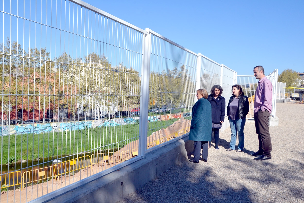 Recta final de les obres del mur de l'escola municipal La Sínia