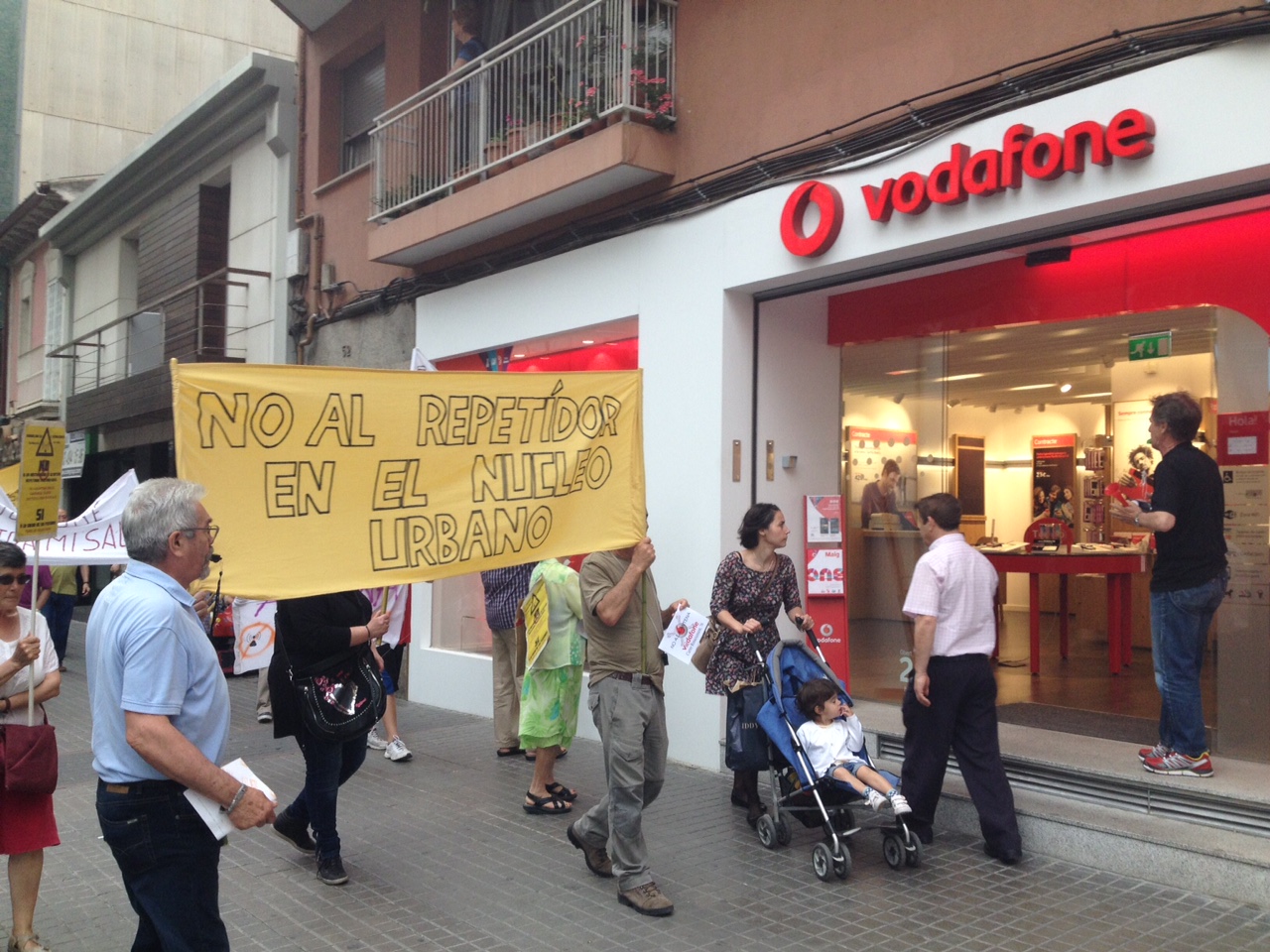 Continuen les protestes contra l'antena de telefonia de Renaixement