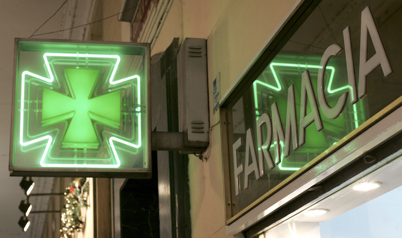 Detingut un home per comprar medicaments amb receptes falses