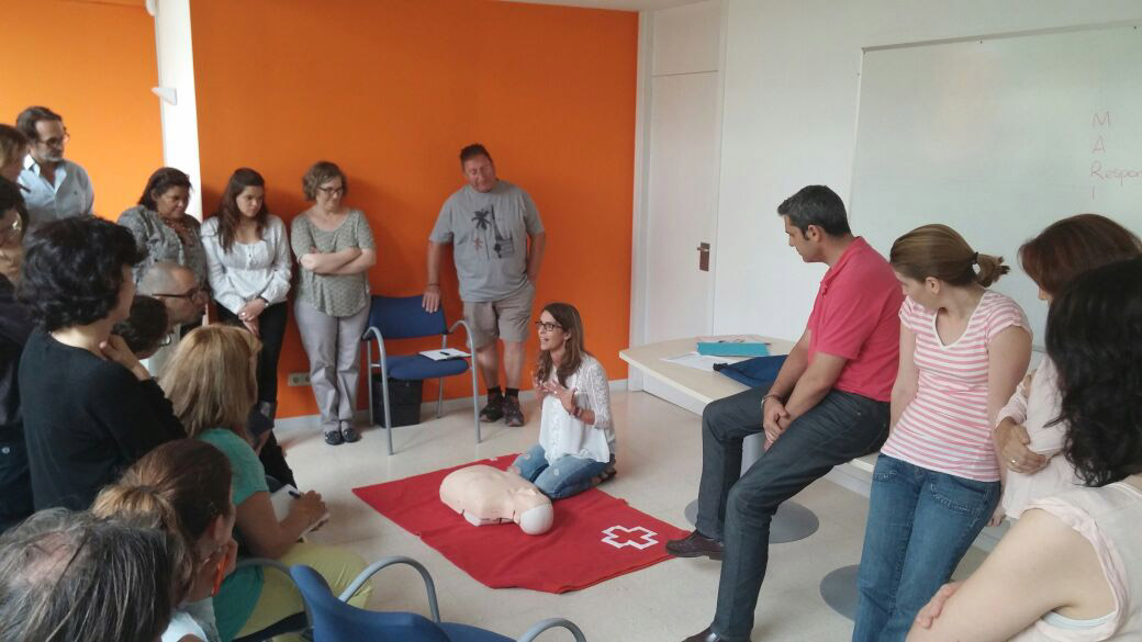 Èxit d'assistència al taller de Primers Auxilis i Prevenció d’accidents per a famílies de les escoles