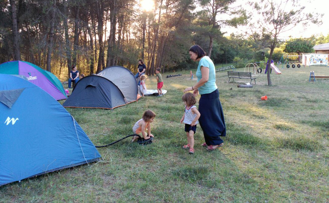 Les famílies de La Gespa mantenen les mobilitzacions amb una acampada